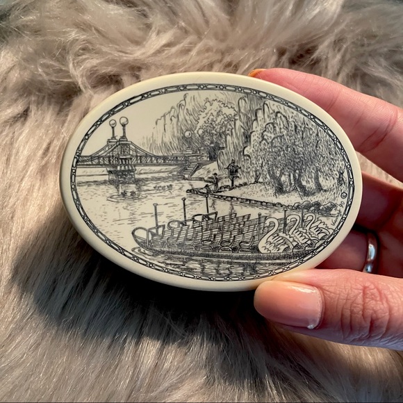 SOLD Vintage jewelry / trinket box with velvet lining - Picture 3 of 9